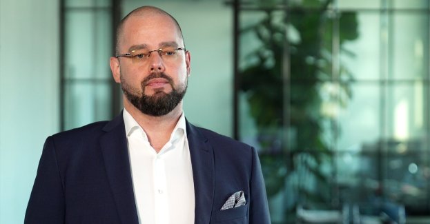 Na półkach polskich sklepów pojawia się coraz więcej produktów ze znakiem „kaucja”. To oznacza, że konsument przy ich zakupie zapłaci dodatkową kwotę, którą będzie mógł odzyskać przy zwrocie opakowania. Choć formalnie obowiązek prowadzenia zbiórki opakowań dotyczy tylko placówek powyżej 200 mkw., do systemu dołączają także małe sklepy. Żabka wprowadziła możliwość zwrotu opakowań – również tych niekaucyjnych – niemal we wszystkich z ponad 12 tys. sklepów swojej sieci. Eksperci podkreślają, że dla mniejszych podmiotów dołączenie do systemu oznacza szereg korzyści.