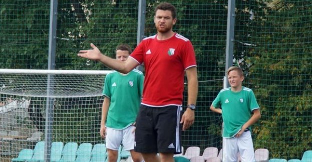 Michał Chmielewski, były dyrektor Akademii Piłkarskiej w Stężycy na Pomorzu, którego w maju sąd w Kartuzach prawomocnie uniewinnił m.in. od znieważania i obrażania młodych piłkarzy, domaga się sprawiedliwości i ukarania sprawców trwającego dwa lata jego koszmaru. Zawiadomił prokuraturę o podejrzeniu popełnienia przestępstwa przez czterech młodych piłkarzy, nauczycielki miejscowej szkoły oraz trenera, który dzisiaj pełni funkcję dyrektora tej samej akademii.